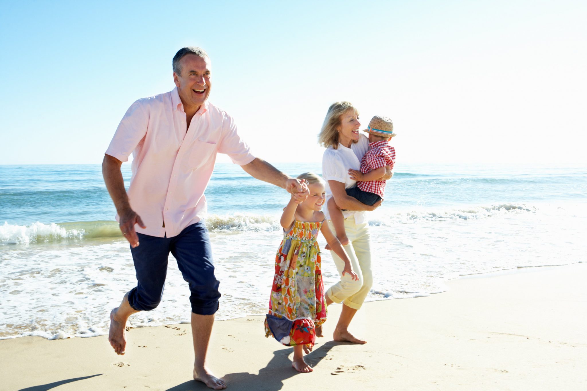 Familia Feliz Corriendo En La Playa   The House Goals